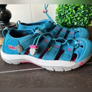 KEEN Newport H2 Closed Toe Water Shoe Size 5 Pink Dark Teal
